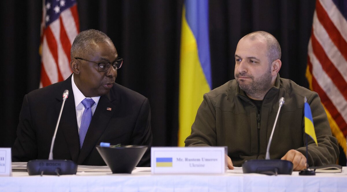 Фото: ТАСС / EPA / RONALD WITTEK / Встреча контактной группы по Украине на авиабазе «Рамштайн» в Германии