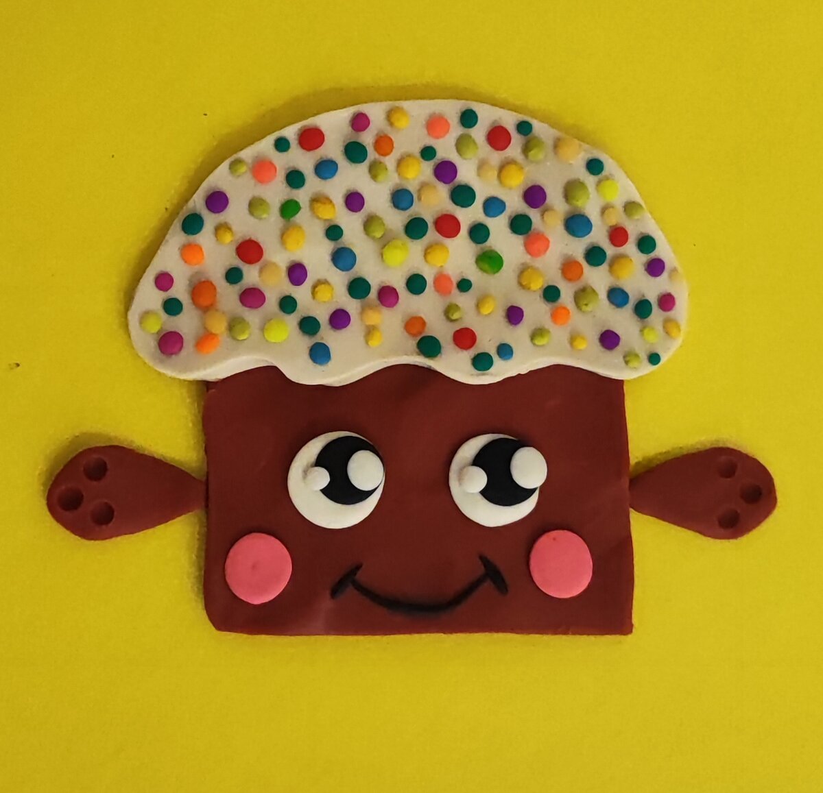 Готовый вариант аппликации из пластилина на цветном картоне Пасхальный кулич на канале Лепим с Таней.