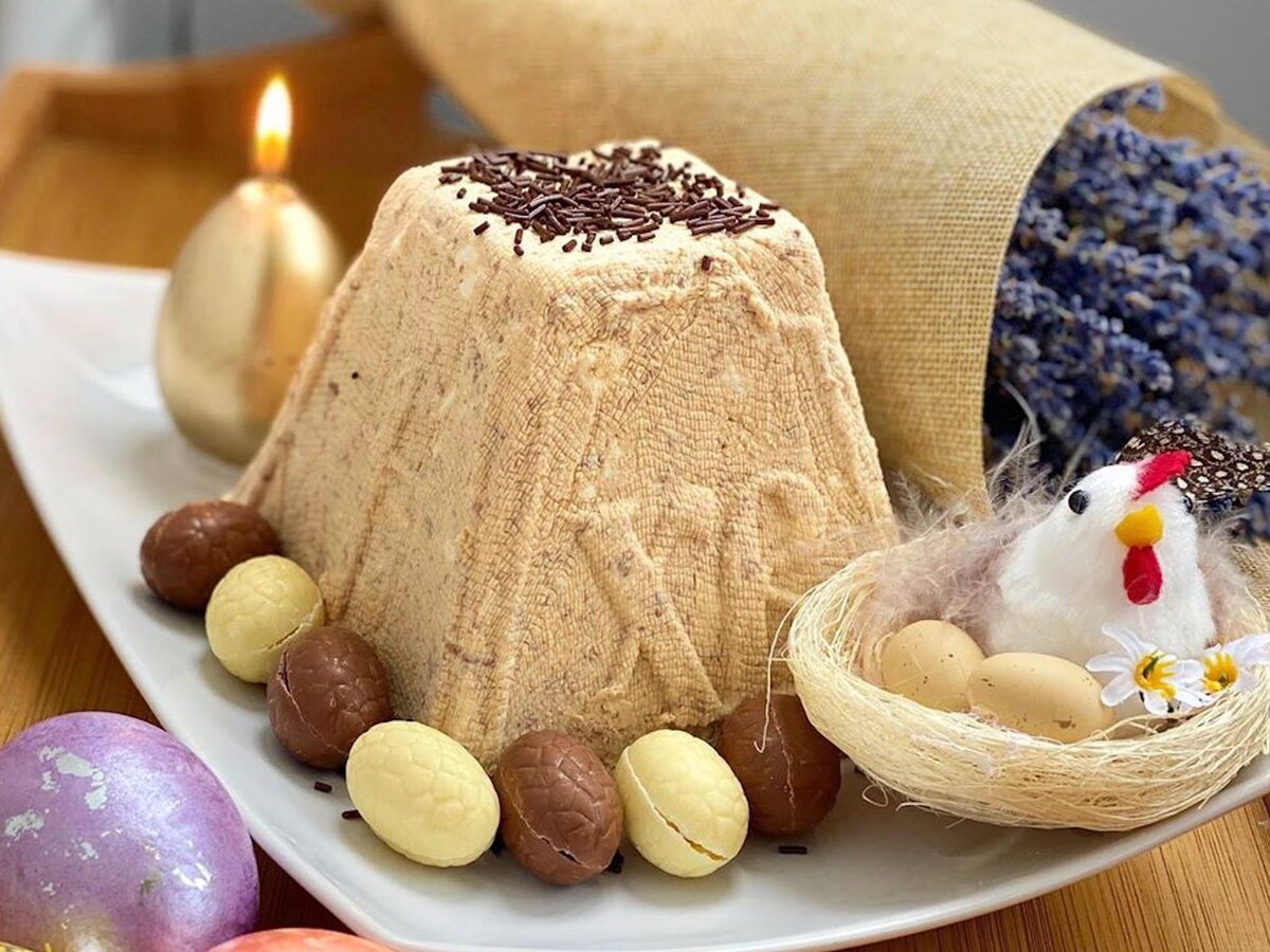  Первую Пасху праздновали древние иудеи за 1500 лет до Рождества Христова в связи с исходом израильтян из Египта под водительством пророка Моисея. Ветхозаветная Пасха знаменовала избавление еврейского народа от египетского рабства, а слово «пасха» по-древнееврейски означает «исход», «избавление». 
