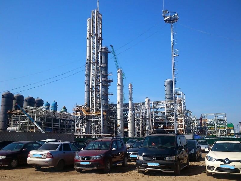 Установка получения битума - где-то в России. Фото автора