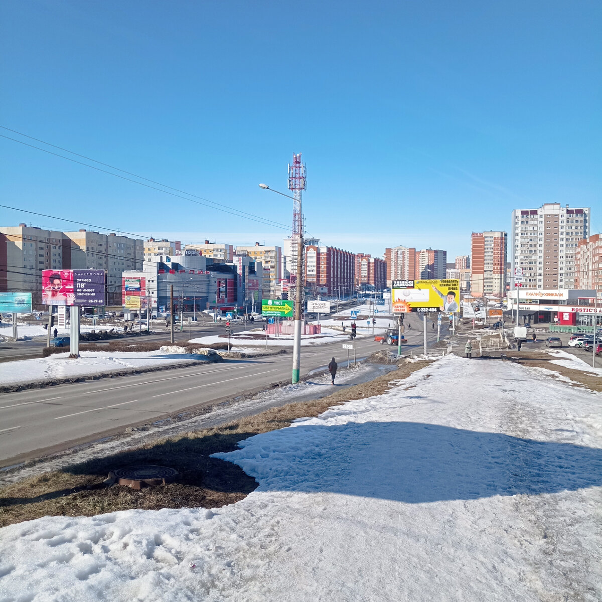 Март в городе. Снег лежит везде,