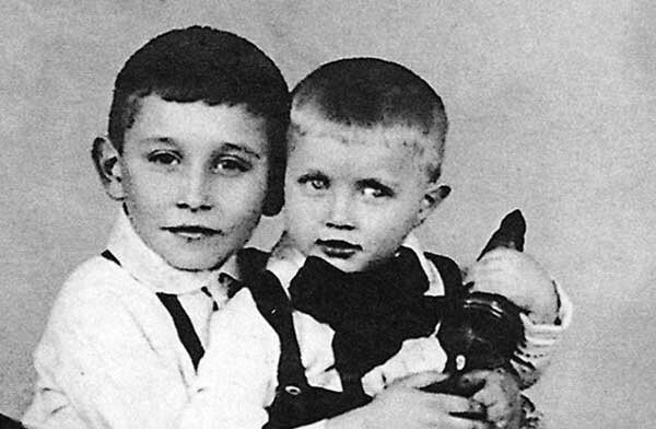 Михаил Светин с младшим братиком. Фото: biographe.ru