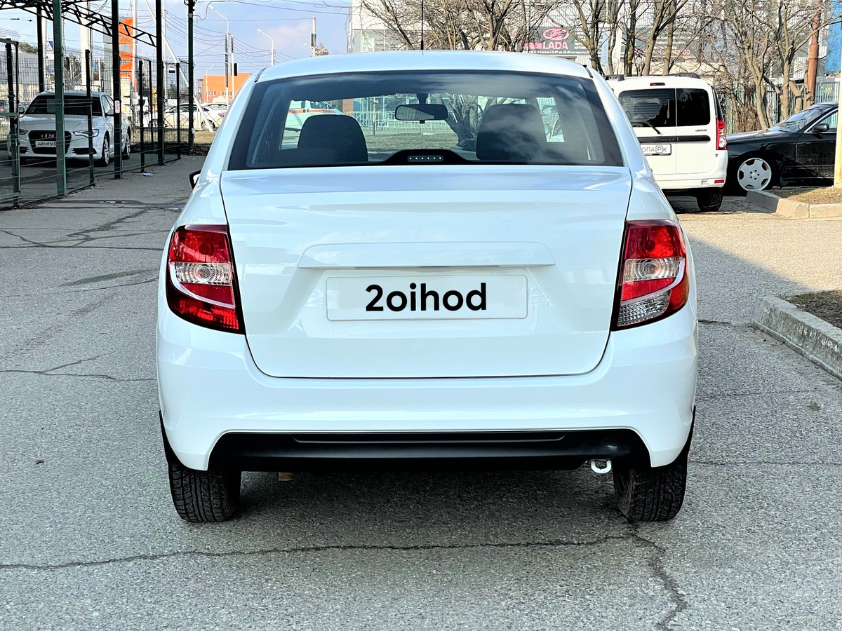 Асимметрия фонарей сразу бросается в глаза