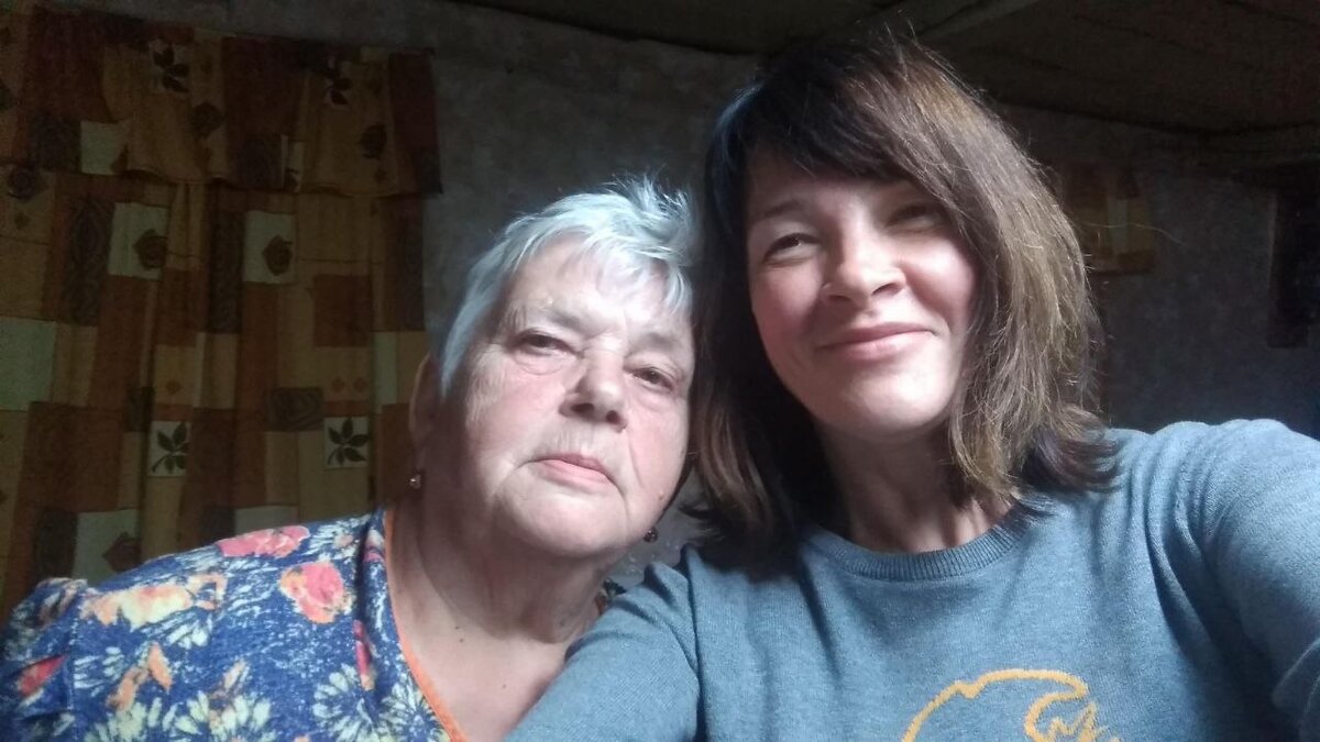 Это мы с мамой, ей 82 года, перенесла два инсульта