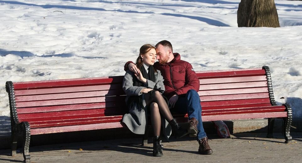    Молодая пара на прогулке в центре Москвы. Фото: Bulkin Sergey / news.ru / Global Look Press