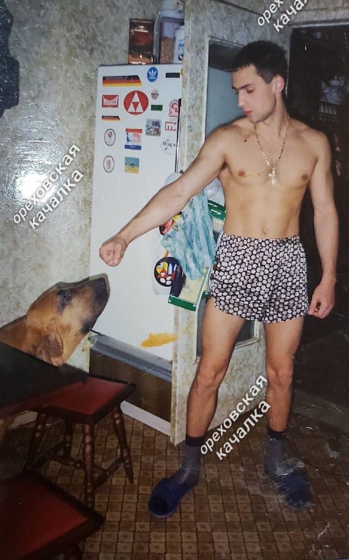 Александр с детства любил животных, особенно собак. 