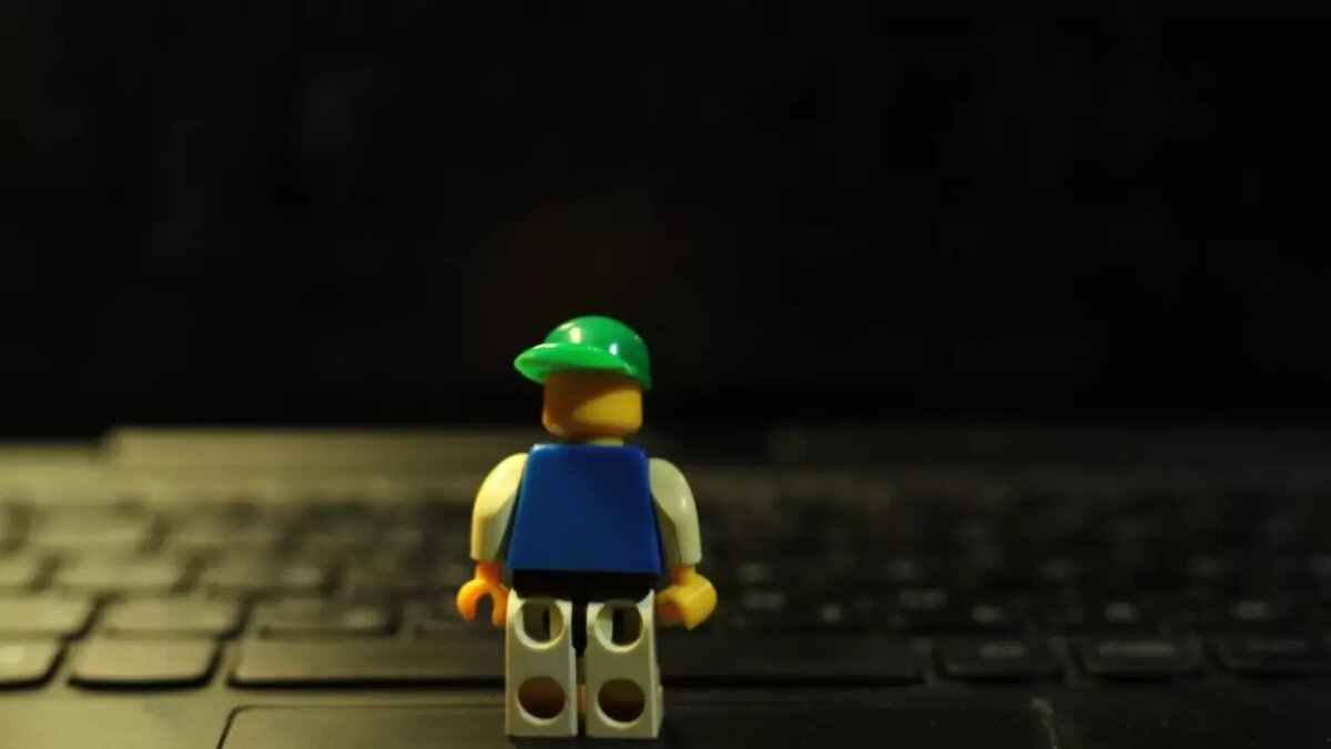     В Уфе школьник хотел показать сестренке, как с помощью лица открывается подъездная дверь. Однако система не отреагировала, из-за чего мальчик вывел ее из строя на сутки. Соответствующая публикация появилась в Telegram-канале Mash Batash.