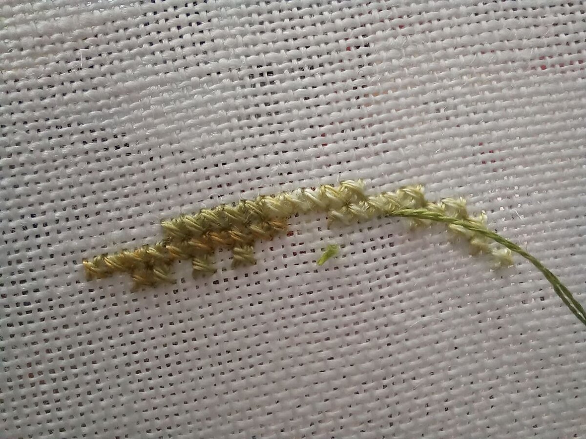 Здесь вышивка справа налево. Поэтому нитку вывродим на изнанку левее