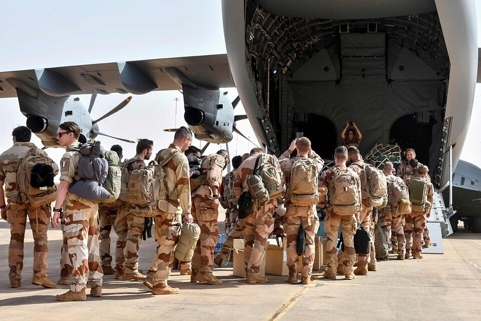    Французские солдаты едут воевать на Украину EAST NEWS