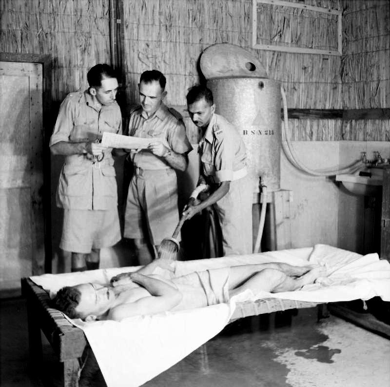 Ирак, 1943 год.  Первая помощь военнослужащему при тепловом ударе поливанием его прохладной водой. Источник фото (общественное достояние): https://ru.wikipedia.org