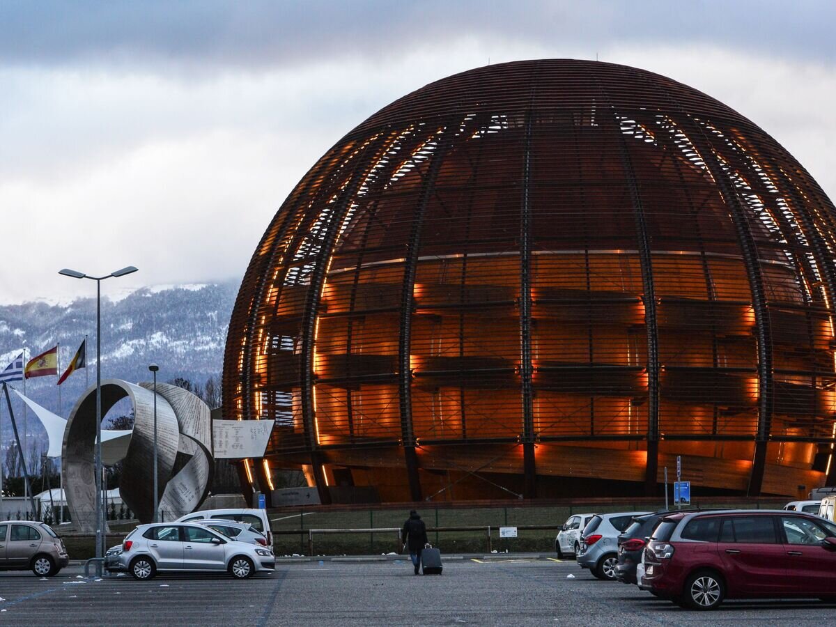 Глобус - символ Европейского совета по ядерным исследованиям ЦЕРН (CERN) в Женеве© РИА Новости / Алексей Витвицкий