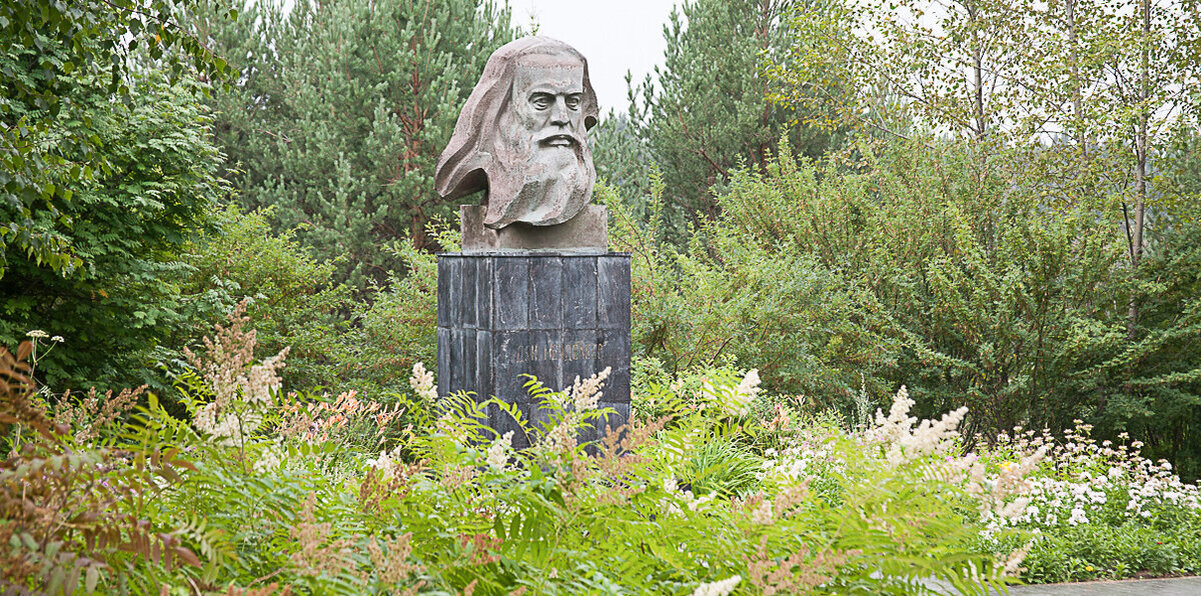 Памятник Д.И.Менделееву в Аремзянах, Тобольск. Источник: Дзен