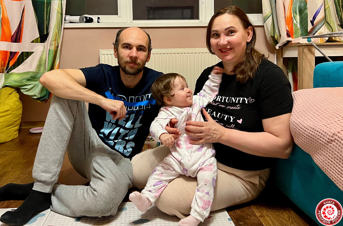 Малышка Ясмина родилась у мамы, когда той был 51 год, а старшему брату - 34 года. Фото: Книга рекордов России. 