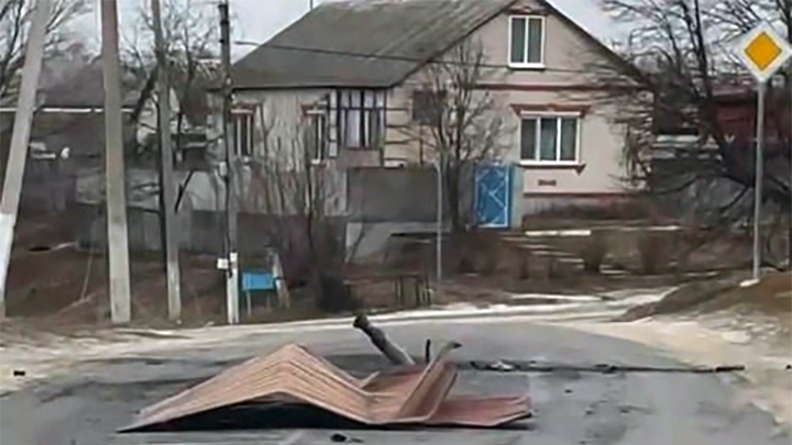 НЕРАЗОРВАВШИЙСЯ СНАРЯД НА ДОРОГЕ В БЕЛГОРОДЕ. ФОТО ПРЕДОСТАВЛЕНО ЦАРЬГРАДУ ВИТАЛИЕМ ШТЫЛЕНКО