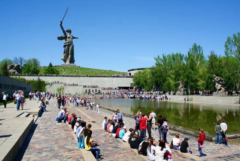 Волгоградцы и гости города на «мамаевом кургане (иллюстрация из открытых источников)