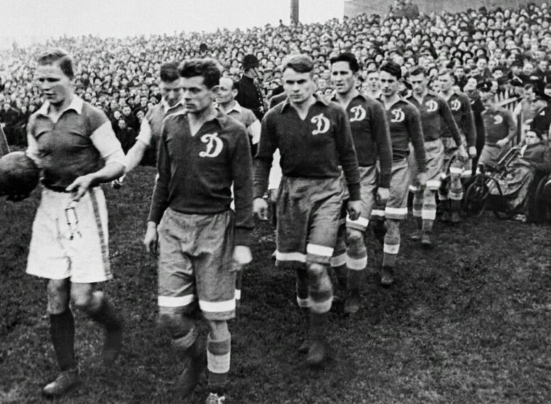 Футболисты «Динамо» выходят на поле под марш Блантера, СССР (иллюстрация из открытых источников)