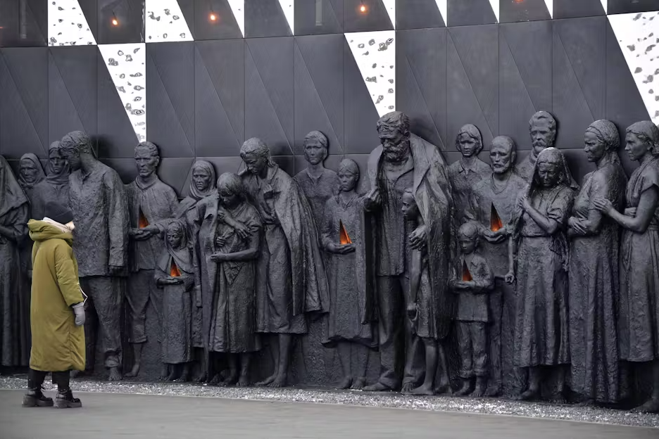 Женщина посещает мемориал в память о мирных жителях, погибших во время Второй мировой войны, у деревни Зайцево под Санкт-Петербургом © ОЛЬГА МАЛЬЦЕВА/POOL/AFP