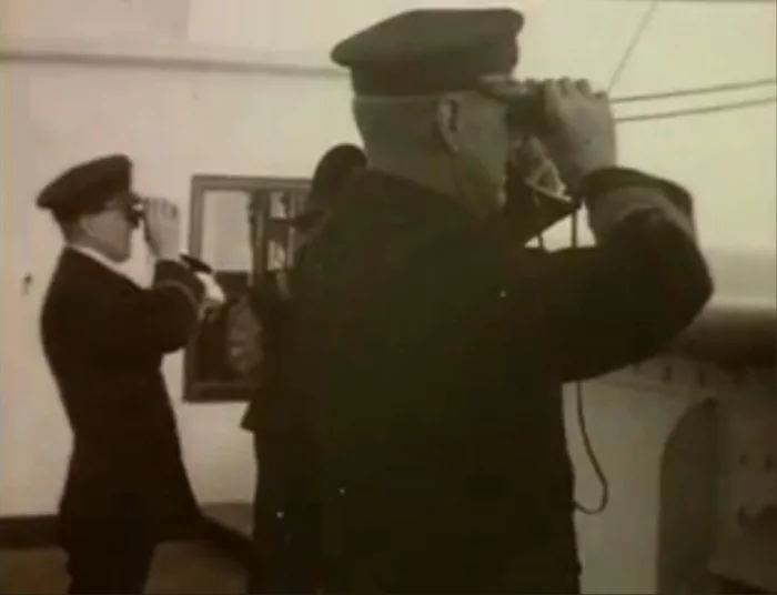 «Олимпик», 1920-е годы. Промофильм, снятый по заказу «УСЛ». На кадрах капитан и офицеры активно используют бинокли (но не впередсмотрящие).