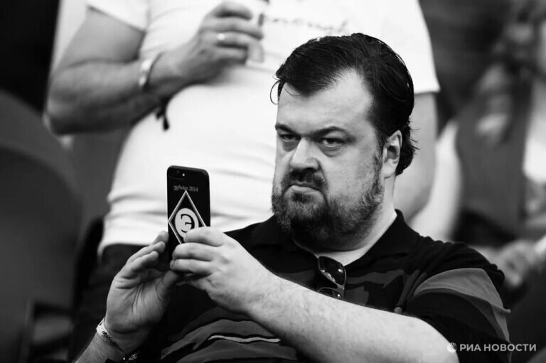    В возрасте 52 лет ушел из жизни спортивный журналист и комментатор Василий Уткин Андрей Севостьянов