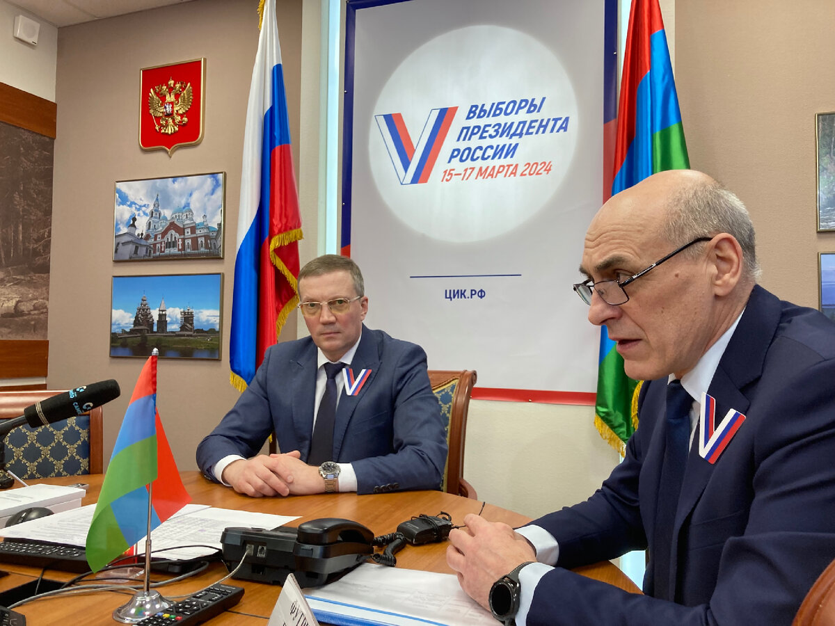 Председатель Избиркома Карелии Алексей Бахилин (слева) и секретарь республиканской  избирательной комиссии Григорий Футрик.