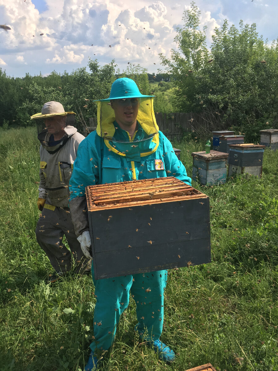 Пчеловод в защитном костюме