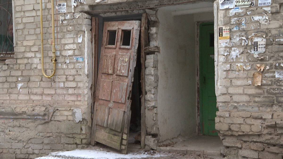 Рассадник для крыс: аварийное здание в поселке Веселая балка в Волгограде  рушится на глазах жильцов | Волгоград 24 | Дзен