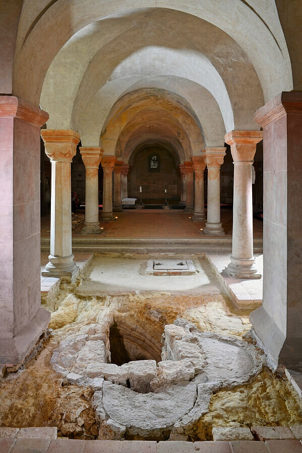 Вид на склеп в сторону королевских захоронений. На переднем плане видно расположение крестильной купели X века