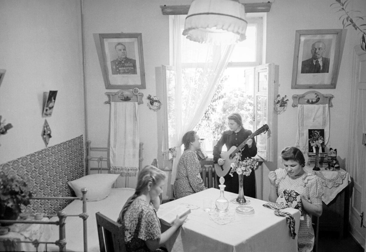 Источник фото: https://mebel-gu.ru/prezentacii/interery-30-h-godov-sssr.html