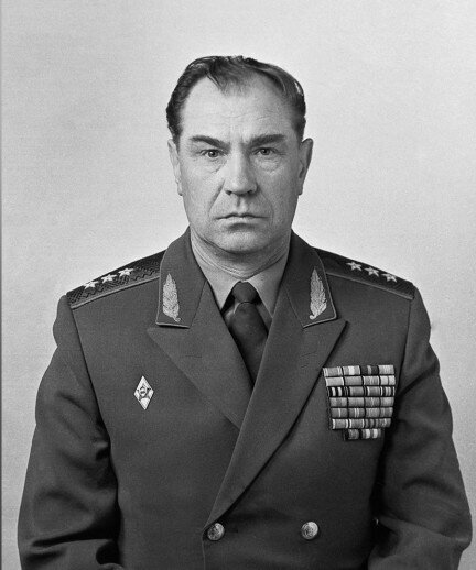 Министр Обороны Союза Маршал Советского Союза Дмитрий Язов. Самый главный старослужащий, дед по-нашему. Ветеран Великой Отечественной войны.