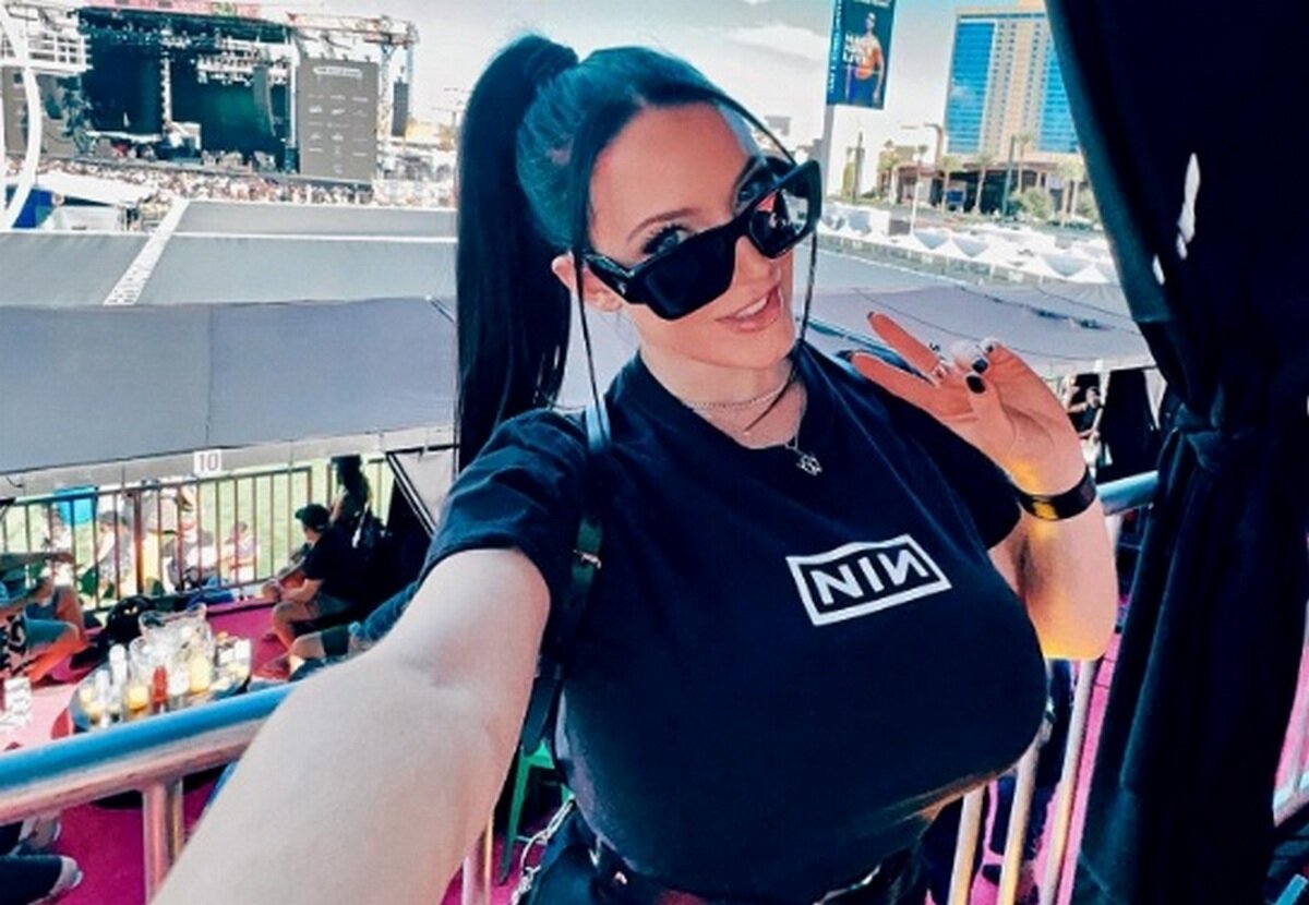 Социальные сети Анджелы Уайт