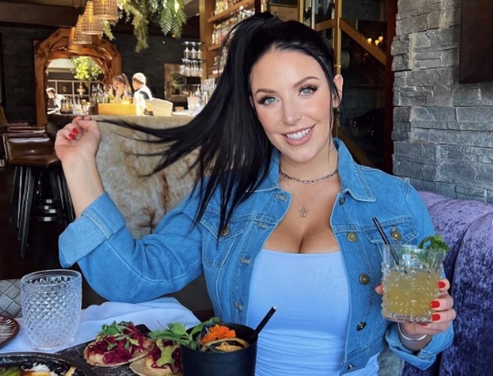 Социальные сети Анджелы Уайт