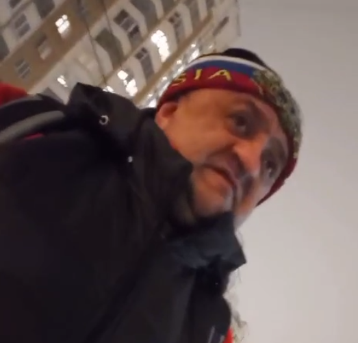 Красавец-мужчина питает слабость к весьма и весьма юным дамам, не готовым в силу законов Российской федерации к связам со взрослыми мужчинами.