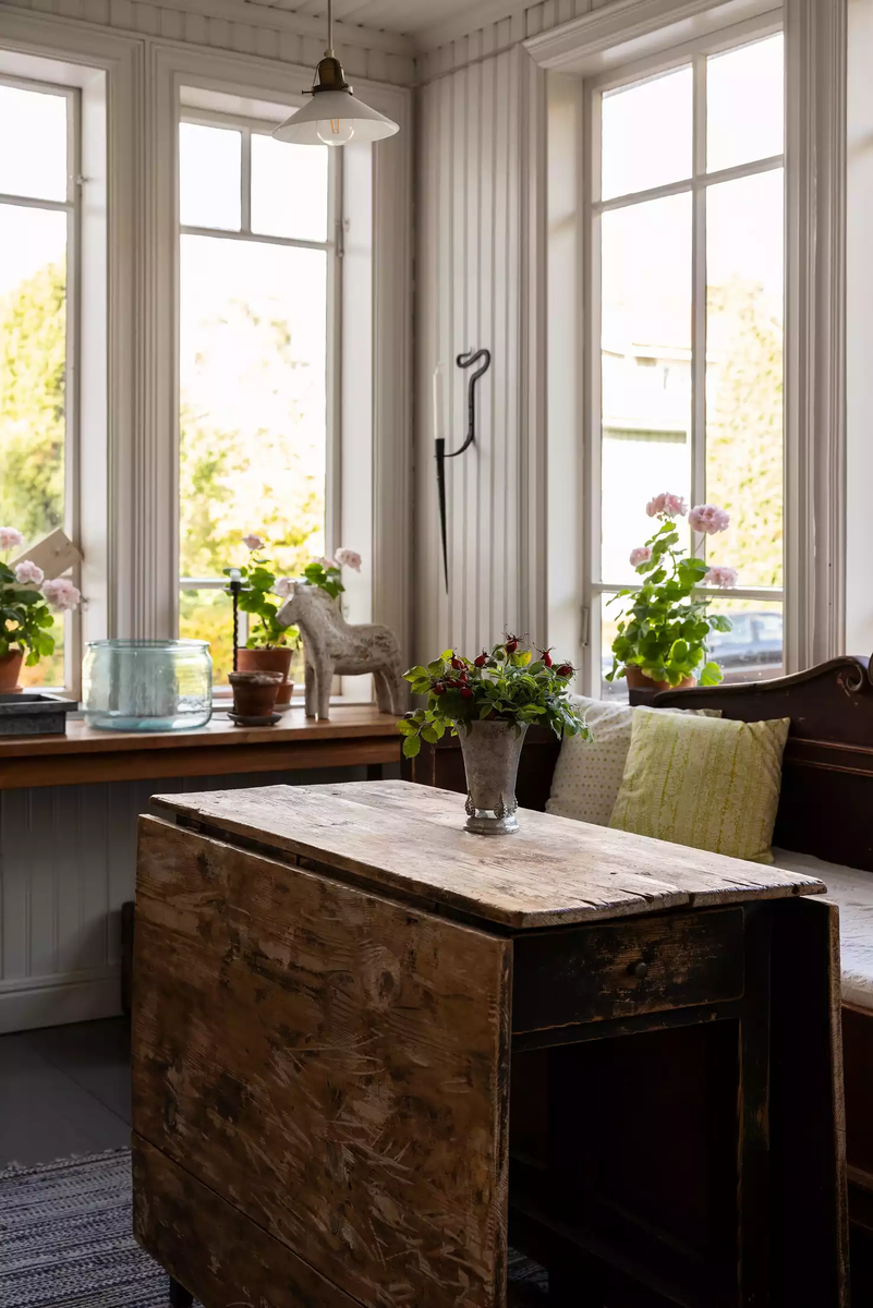 На холодной застекленной веранде стоит старая деревянная мебель. Скамье и складному столику больше ста лет. Оба супруга увлекаются ретро-мебелью и стараются окружать себя вещами, имеющими какую-то историю