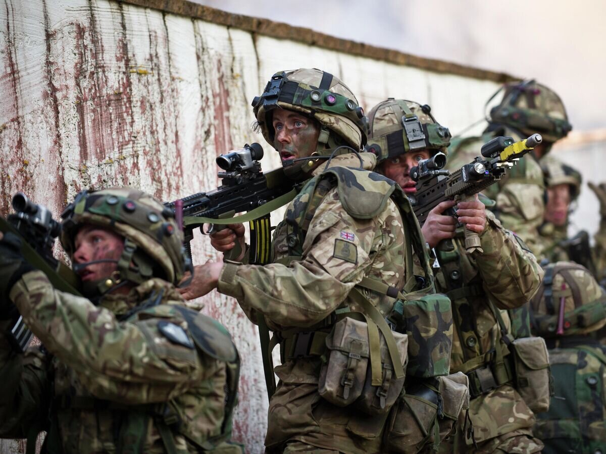    Британские курсанты Королевской военной академии во время ученийCC BY 2.0 / U.S. Army photo by Sgt. 1st Class Caleb Barrieau /