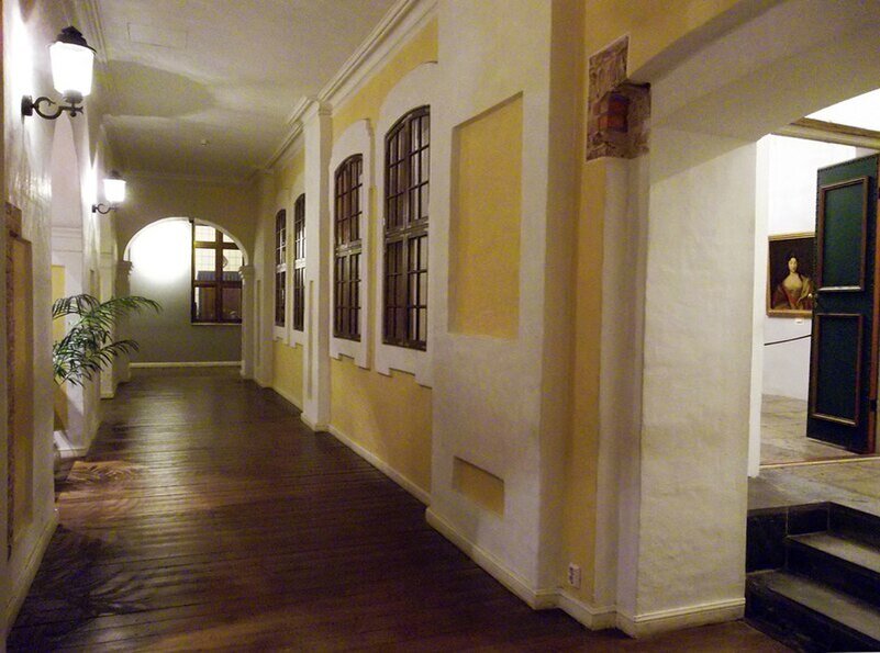 Справа, в дверном проёме виден портрет цесаревны Анны Петровны, но продолжим осмотр по порядку