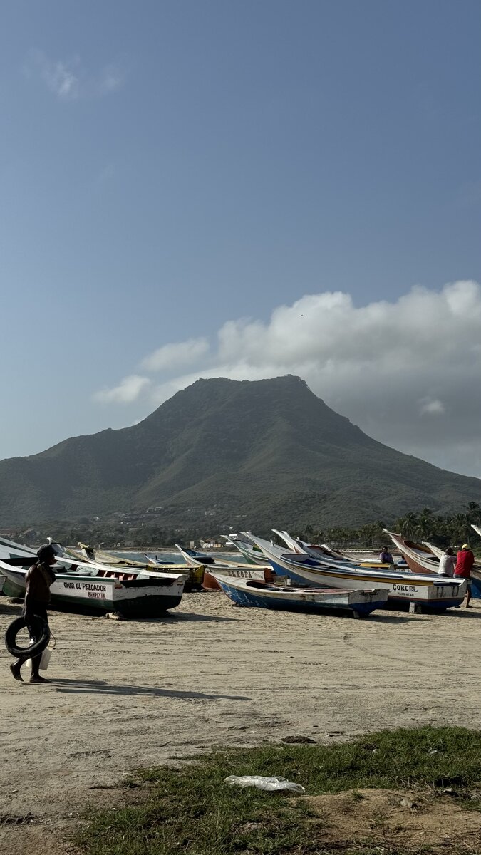 Ежедневно с пляжа Эль Тирано отправляются рыбаки за свежим уловом и дайверы за новыми впечатлениями. 