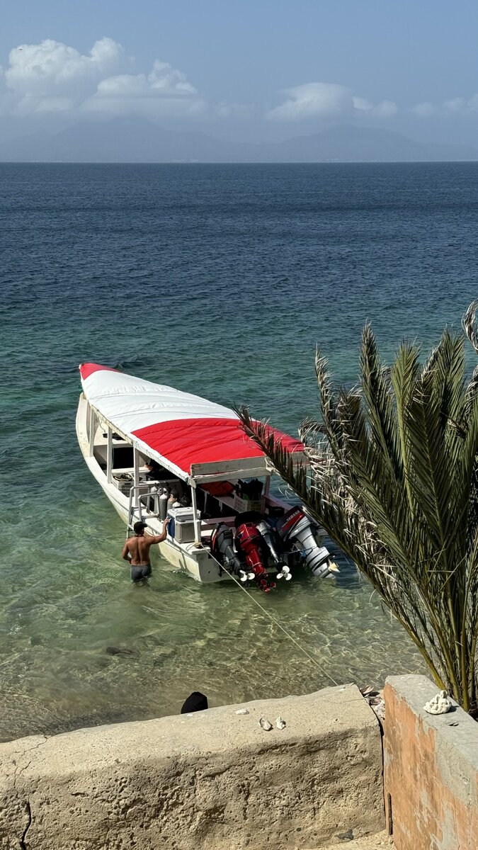 Три члена команды, семь туристов и один гид на вот такой лодке. А ещё комплекты дайверского оборудования для каждого 