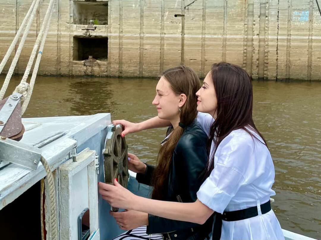 Обучаем девчонок управлять катамараном