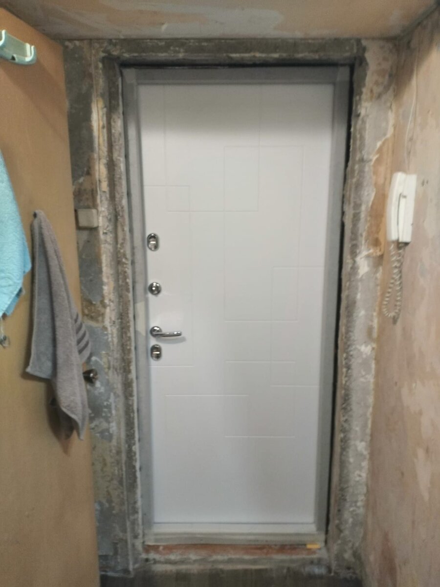 Установленная новая дверь. Вид из квартиры.