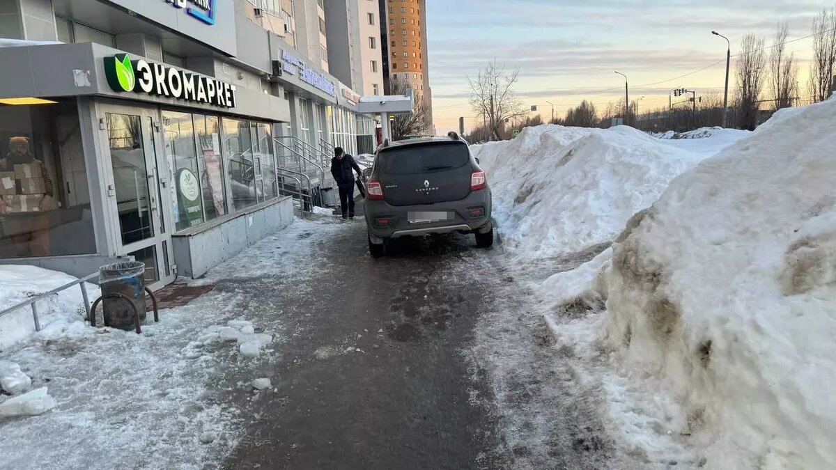     Житель Казани, представившийся Фиргатом, пожаловался в редакцию Inkazan на то, как автомобилисты оставляют свои машины на тротуарах.