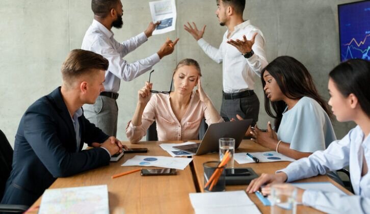 способна составлять годовой отчет, пока рядом коллега болтает по телефону, принтер пытается «выплюнуть» бумагу, а телефон без конца звонит