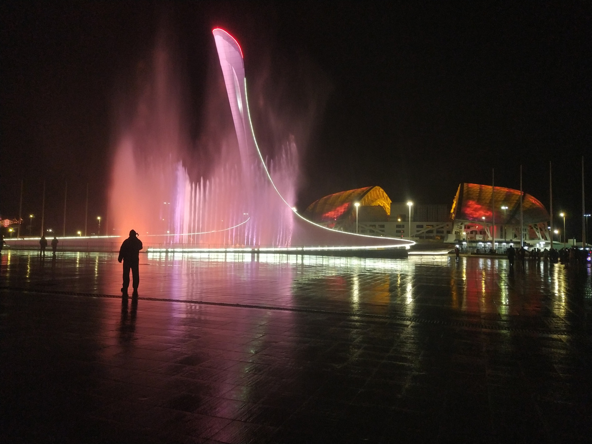 В шоу поющих фонтанов Сочи участвует и стадион "Фишт"