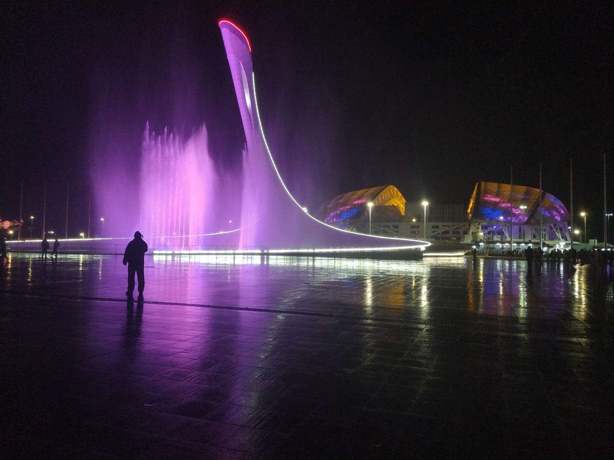 В шоу поющих фонтанов Сочи участвует и стадион "Фишт"