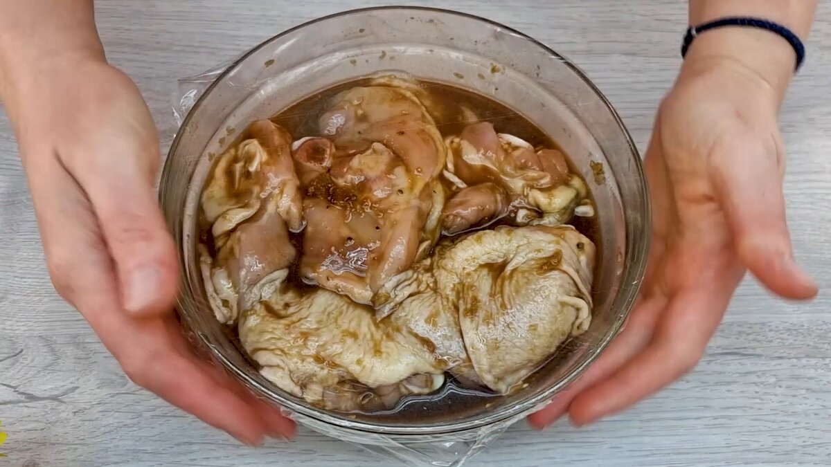 Курица варить рецепт. Курица варится. Бульон с курицей. Вареная курица. Вареная курица в кастрюле.