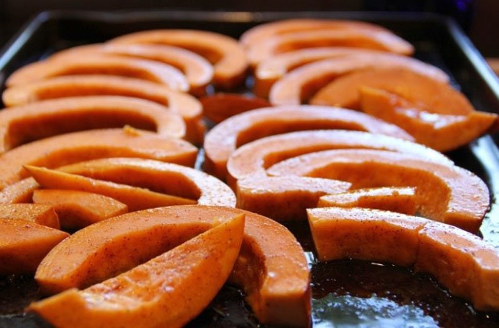 Сладкая тыква в духовке. Тыква в духовке кусочками. Тыква в духовке в фольге. Тыква вяленая в духовке. Тыква запечённая в духовке кусочками с сахаром.