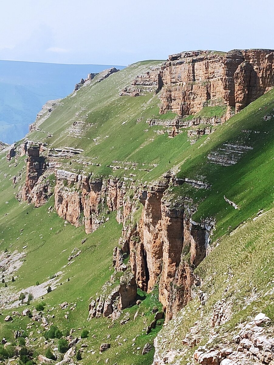 Где-то край плато такой, с ярусными склонами и обрывами.... 