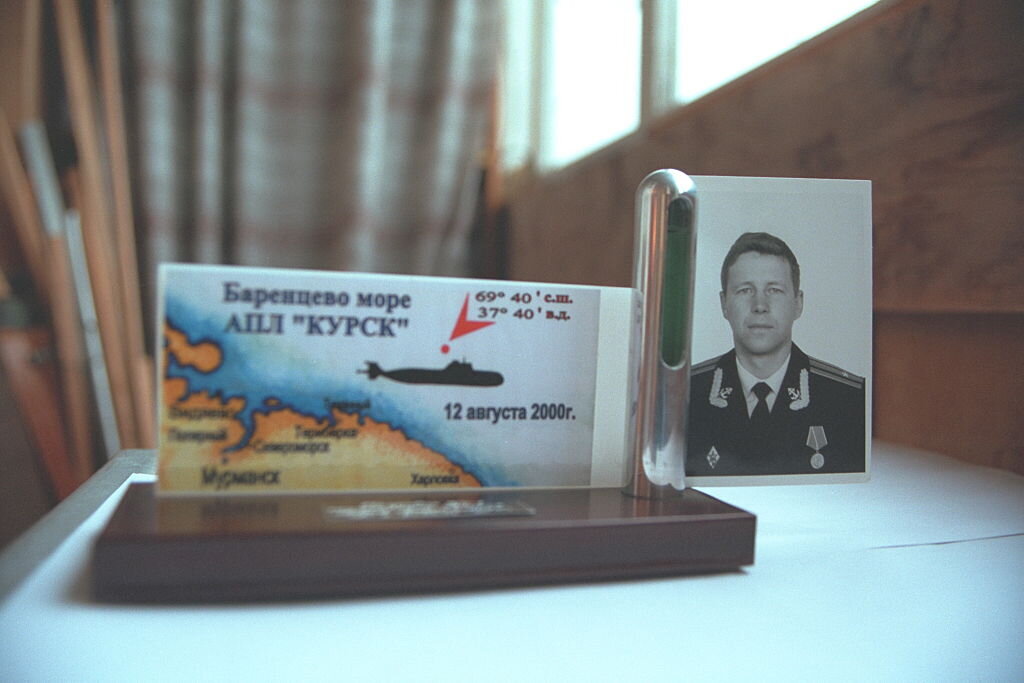 Портрет капитана-подводника ВМФ (3-го ранга) Андрея Рудакова в доме его родителей, 8 августа 2001 года.