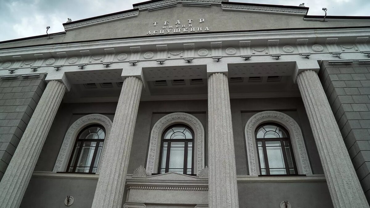     В Красноярске начался фестиваль «Театральная весна» — на часть программы билеты уже раскуплены, но на некоторые постановки еще есть свободные места. Рассказываем, на какие.