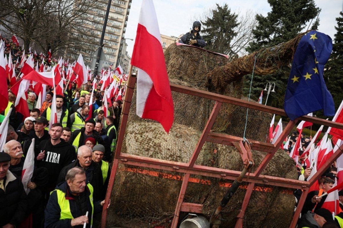    Протестующие польские фермеры пообещали парализовать страну