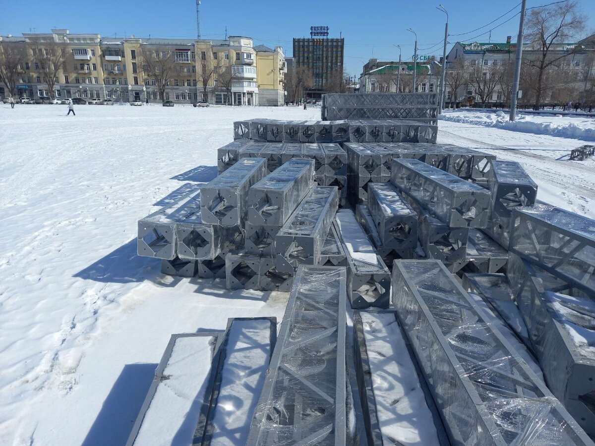    В Оренбурге на площади им. Ленина уже приступили к монтажу трибун ко Дню Победы